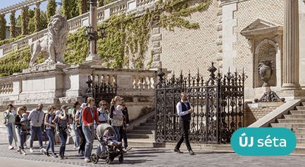 Vezetett séta csoport a Várkert Bazár Gloriette előtt